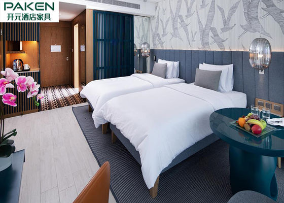 Гостиничный номер медового месяца среднеземноморских мебелей спальни гостиницы стиля романтичный